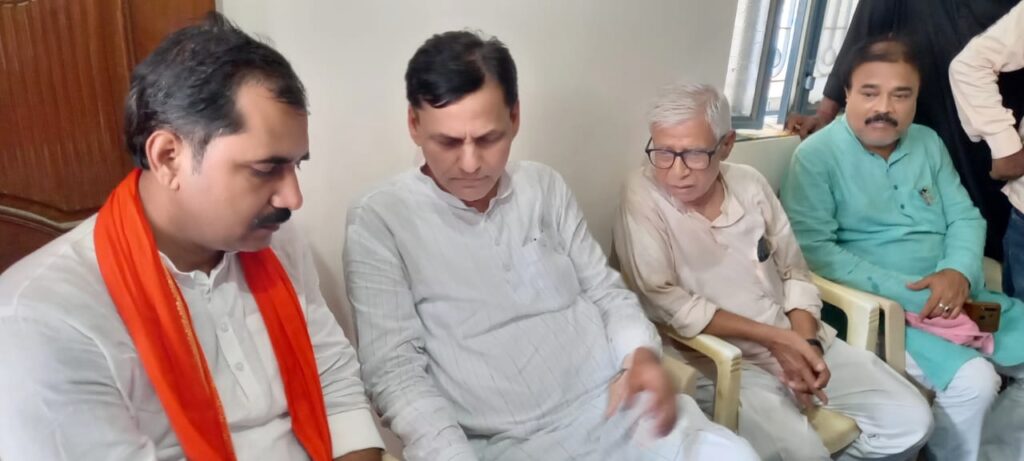 दलसिंहसराय में घर के बाहर व्यवसायी से लूट मामले को लेकर परिजनों से मिले नित्यानंद राय ने नीतीश-तेजस्वी पर बोला हमला 1 IMG 20230711 WA0055 01