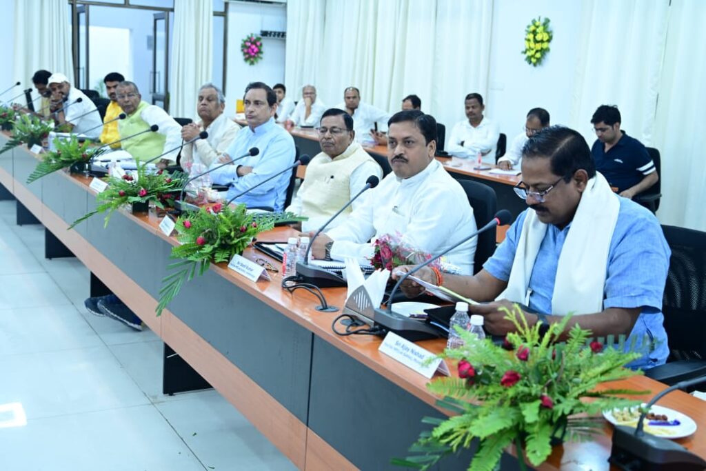 समस्तीपुर DRM कार्यालय के सभाकक्ष में मंडल संसदीय समिति की बैठक में 24 सांसदों में से मात्र 8 सांसद रहे उपस्थित 1 IMG 20230714 WA0031