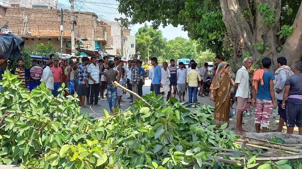 पीपल का पेड़ काटे जाने से आक्रोशित लोगों ने जितवारपुर कन्हैया चौक के पास सड़क जामकर किया जमकर प्रदर्शन 1 IMG 20230724 WA0000