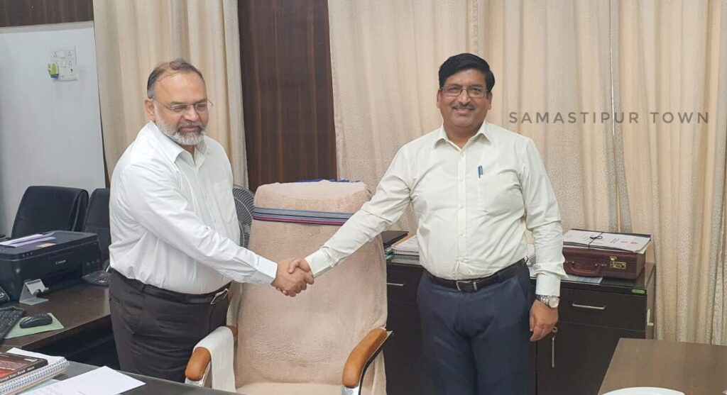 नए DRM विनय श्रीवास्तव ने समस्तीपुर मंडल कार्यालय में दिया योगदान, निवर्तमान DRM आलोक अग्रवाल ने सौंपा कार्यभार 1 IMG 20230727 WA0005 01