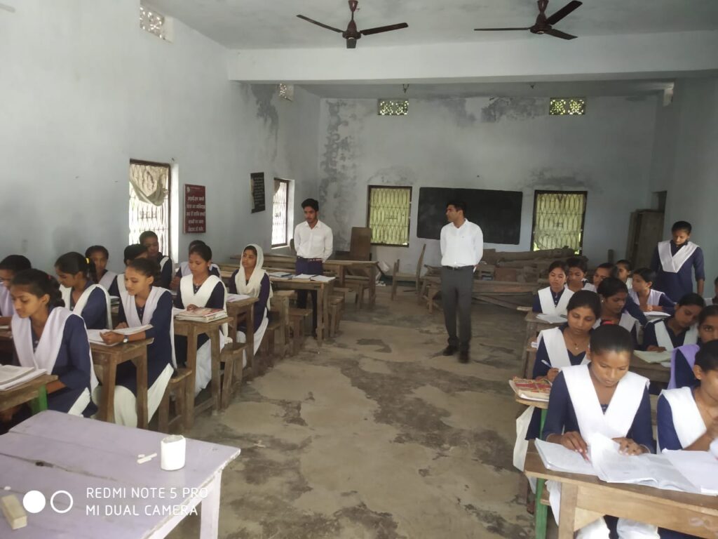 विद्यालय के निरीक्षण में पहुंचे समस्तीपुर के DM, छात्रों के साथ हुआ सवाल-जवाब तो किसी से सुनी कविता 1 IMG 20230728 WA0016