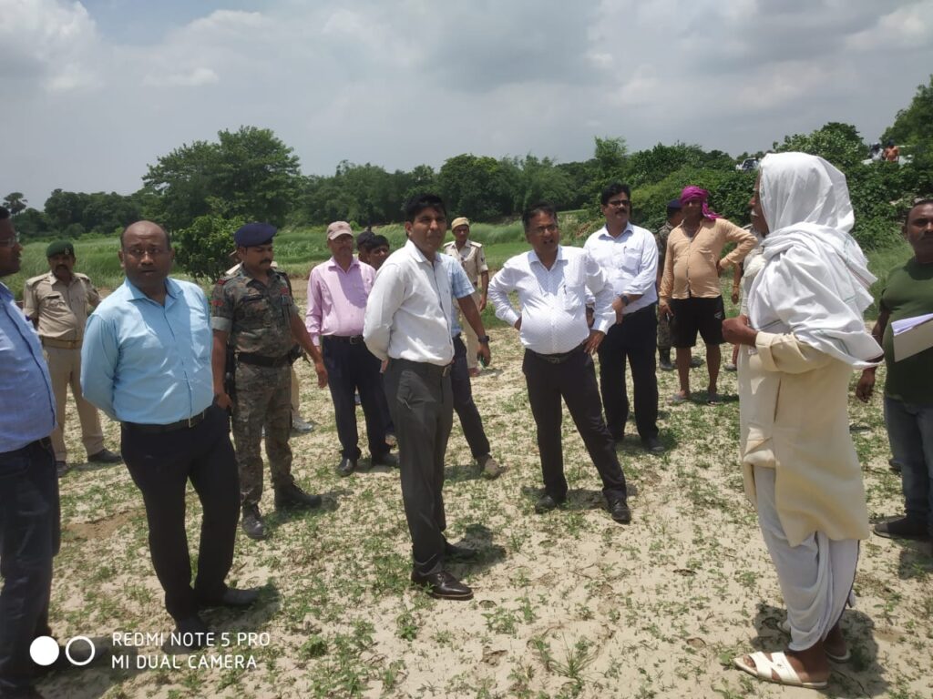 7 साल पूर्व बने पुल का अब तक नहीं बना पहुंच पथ, DM ने जायजा लेकर 31 दिसंबर 2023 तक हर हाल में बनाने का दिया निर्देश 1 IMG 20230728 WA0019