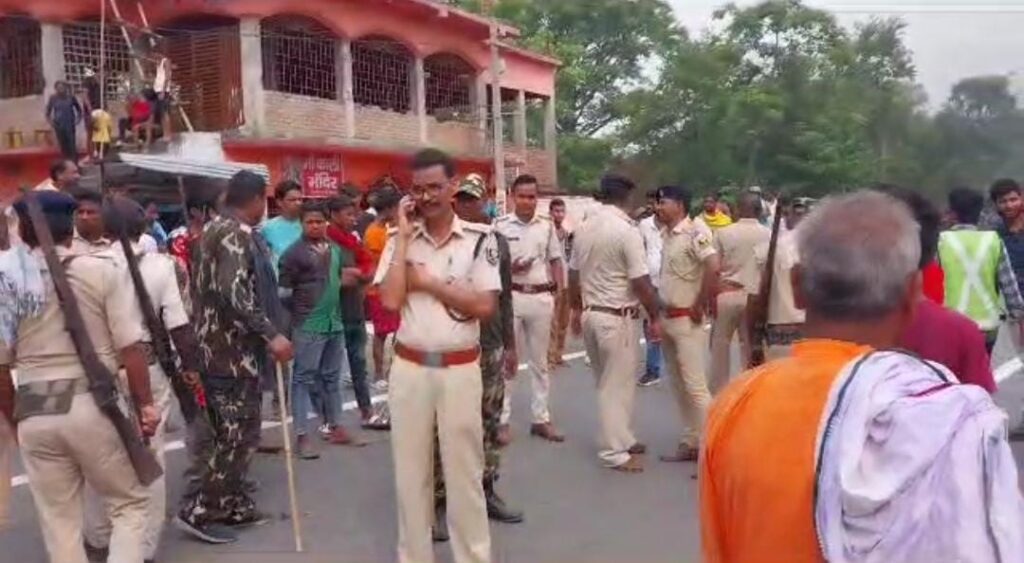 बिहार: पुलिस जवान की पीट-पीटकर हत्या, गुस्साए लोगों ने हाईवे किया जाम 1 IMG 20230729 WA0005