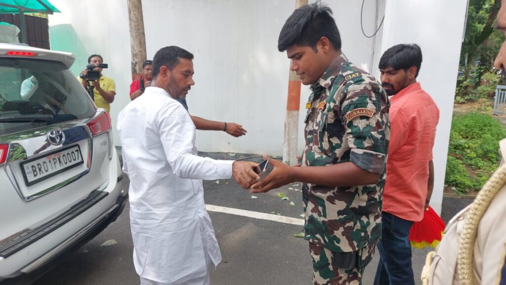 तेजस्वी यादव के आवास पर RJD विधायक दल की बैठक, पहली बार बिना मोबाइल के मीटिंग में शामिल हुए राजद MLA 1 NewsDeatilsacab27cf55884ee48f678886b4d6c912141 01
