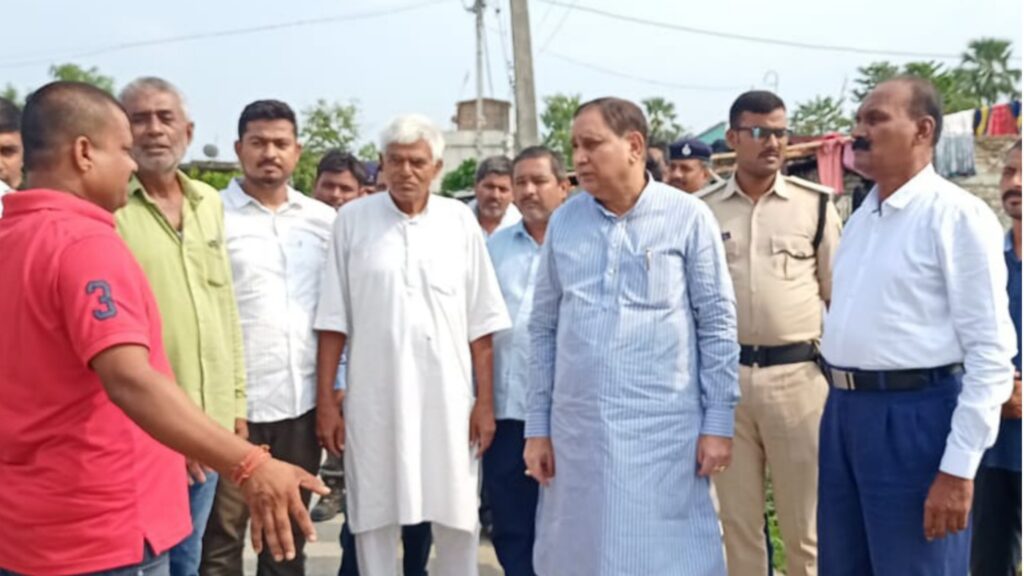 कल्याणपुर विधायक व बिहार विधानसभा उपाध्यक्ष महेश्वर हजारी ने कई सड़कों का किया शिलान्यास 1 Picsart 23 07 03 07 54 15 280
