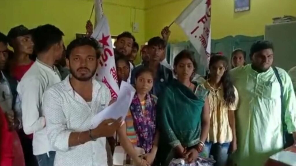 SC/ST और लड़कियों से निःशुल्क नामांकन के बजाए काॅलेज द्वारा 3200 रूपये नामांकन शुल्क लेने का आरोप 1 Picsart 23 07 08 11 12 21 030
