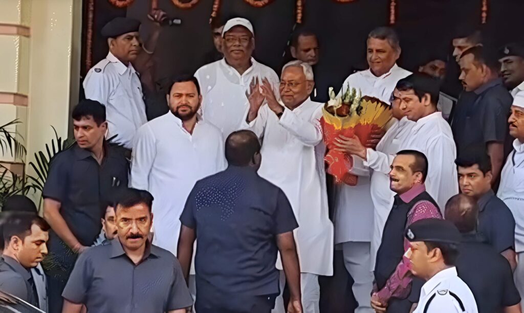 एक गाड़ी में बैठकर विधानसभा पहुंचे नीतीश, तेजस्वी और तेजप्रताप: महागठबंधन में टूटे के दावों के बीच दिखे एकसाथ 1 Picsart 23 07 10 11 08 19 891
