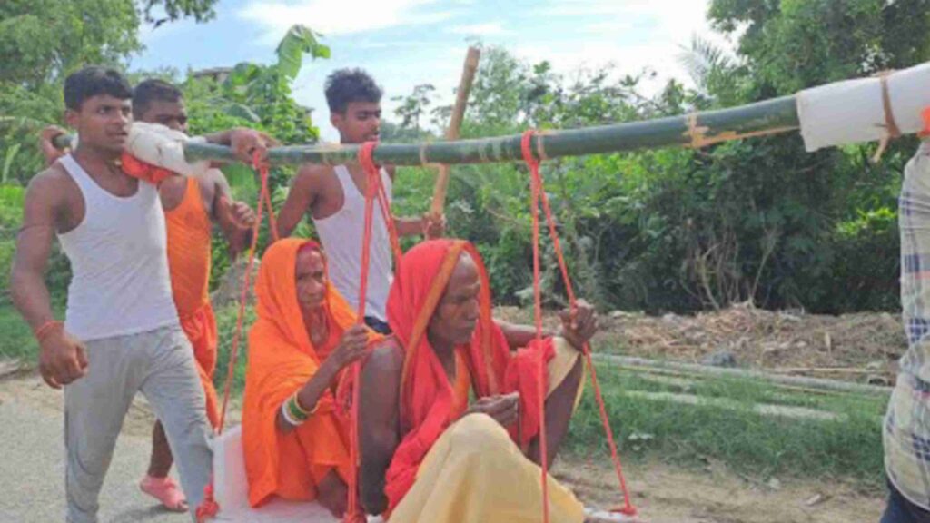 नाती और दामाद बने कलयुग के श्रवण कुमार, बुजुर्ग दंपति की अंतिम इच्छा पूरी करने के लिए बहंगी में लेकर झमटिया (बेगूसराय) से पहुंचे समस्तीपुर 1 Picsart 23 07 17 17 59 45 772