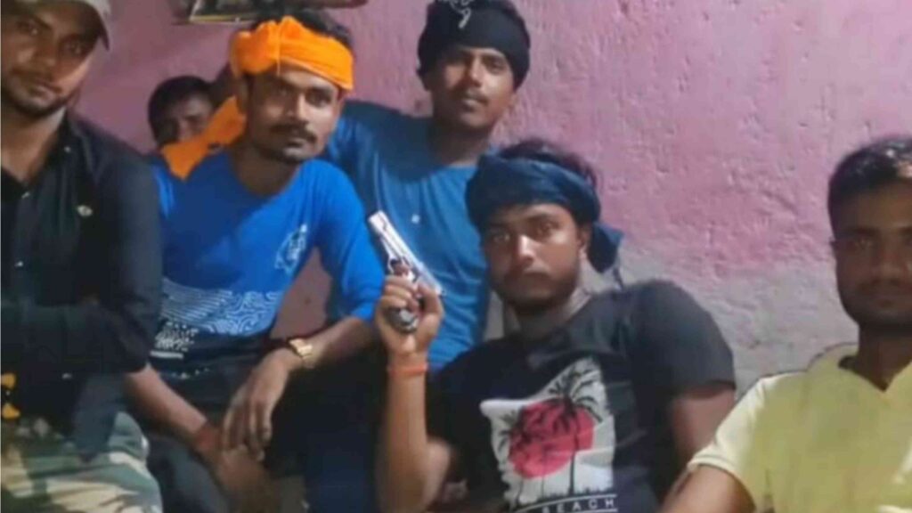 पटोरी में हथियार के साथ कुछ युवाओं की तस्वीर वायरल, बर्थ-डे पार्टी के दौरान आयोजित ऑर्केस्ट्रा प्रोग्राम में की हर्ष फायरिंग 1 Picsart 23 07 21 09 02 32 544