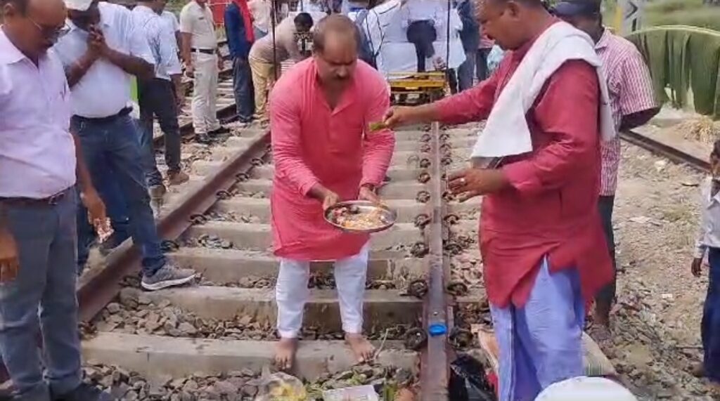 समस्तीपुर-दरभंगा रेलखरंड पर किशनपुर-रामभद्रपुर स्टेशन के बीच नई पटरी पर नारियल फोड़कर दौड़ायी गई ट्रेन 1 Screenshot 2023 07 26 07 05 16 16 92460851df6f172a4592fca41cc2d2e6 01