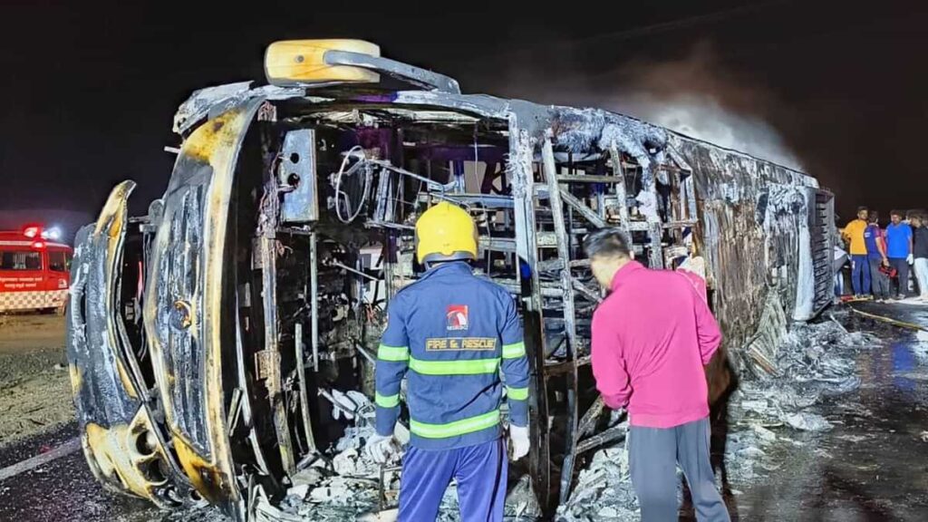 बस में आग लगने से 25 लोगों की जलकर मौत, महाराष्ट्र के बुलढाणा में भीषण हादसा 1 fire news
