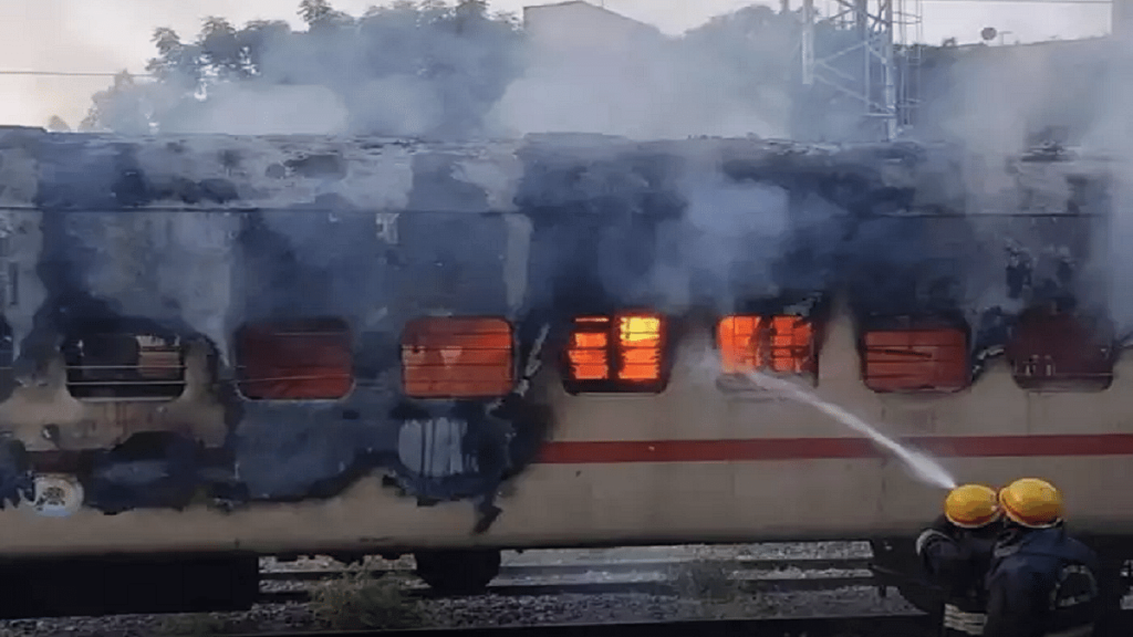 बड़ा ट्रेन हादसा: लखनऊ-रामेश्वरम एक्सप्रेस में आग लगने से 8 यात्रियों की मौत, कई लोग झुलसे 1 2023 08 19b75375 e185 440c ae43 e2afc3a1967e Train Fire 1