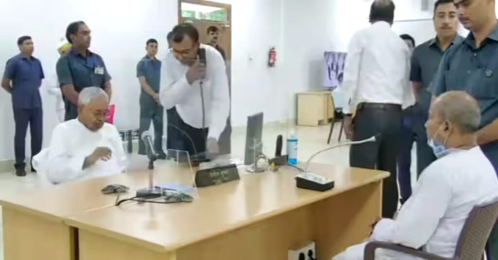 156 रुपये का बिजली बिल आता था... अचानक एक लाख का आया, जनता दरबार में सुनकर चौंके CM नीतीश 1 20230814 134750