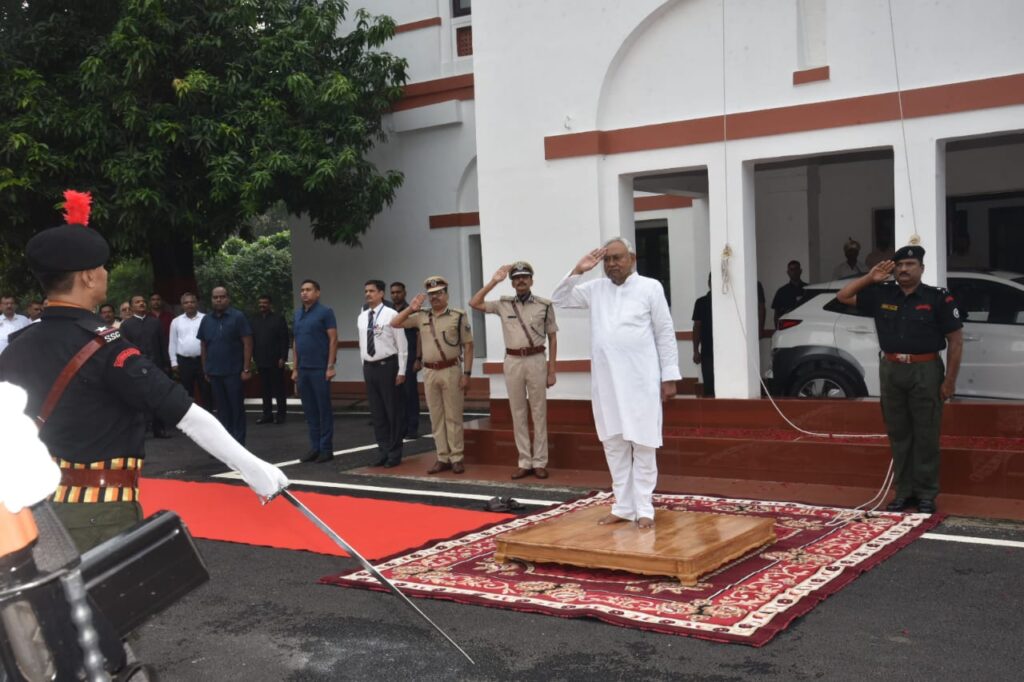 CM आवास पर नीतीश कुमार ने फहराया तिरंगा, गार्ड ऑफ ऑनर भी ग्रहण किया 1 20230815 090131