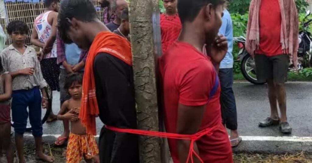 बिहार: मोबाइल चोरी करने पर दो लड़कों को तालिबानी सजा, ग्रामीणों ने पोल से बांधकर पीटा 1 20230819 133337