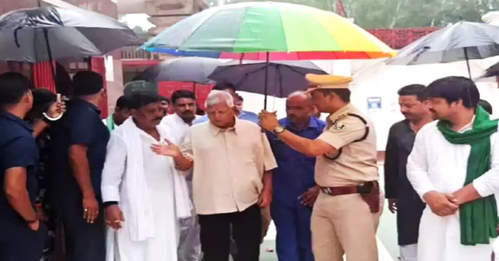 लालू यादव के लिए छाता लेकर चले DSP, सुशील मोदी का तंज- जब CM थे तो IAS थूकदान उठाते थे 1 20230822 135204
