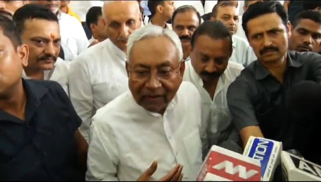 चंद्रयान 3 की लैंडिंग के सवाल पर बगल में खड़े मंत्री से पूछने लगे नीतीश, फिर कहा- अच्छी बात है ना, होने दीजिए 1 20230823143123
