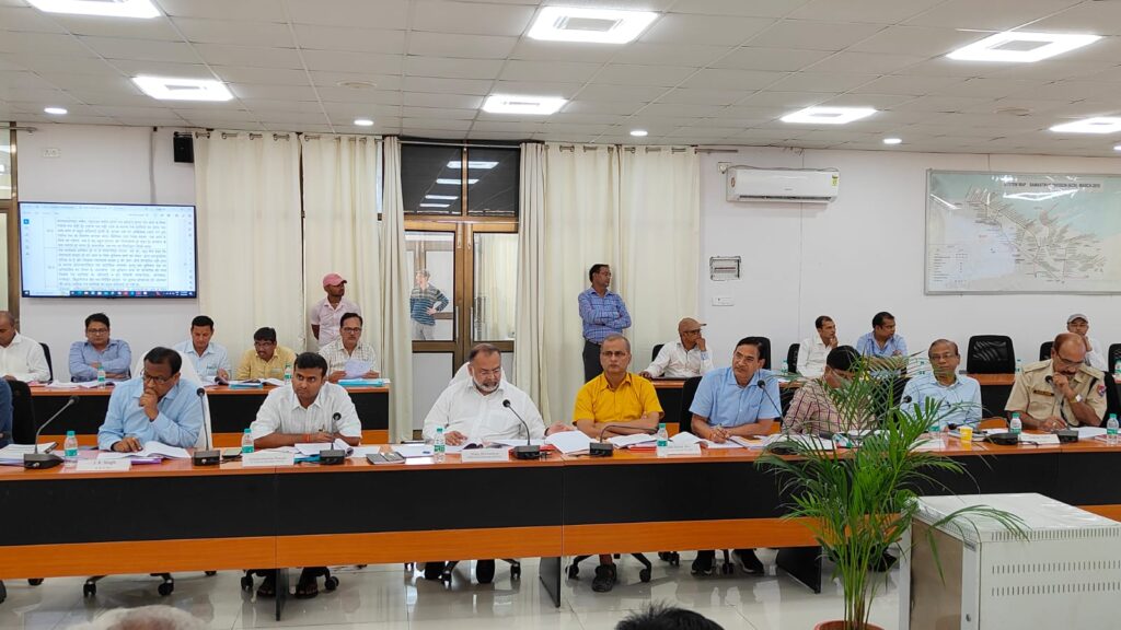 मंडल उपयोगकर्ता परामर्शदात्री समिति की बैठक, DRM ने कहा रेलवे प्रशासन इन सुझावों पर कार्यवाही करने हेतु रहेगा प्रयत्नशील 1 20230828 151706