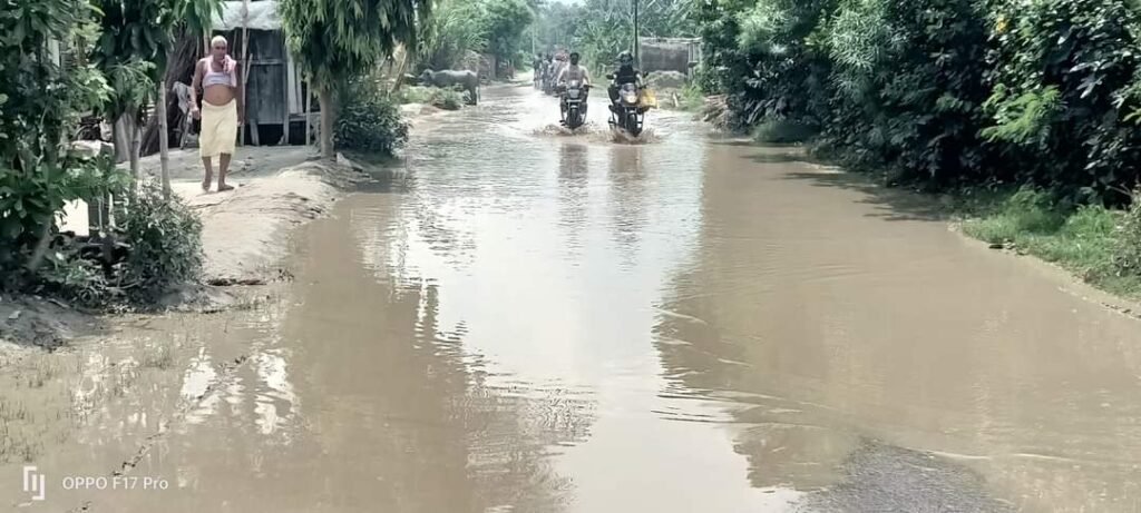 समस्तीपुर-मुजफ्फरपुर (ढोली) जाने वाले मुख्य सड़क पर जलजमाव से छात्रों व राहगीरों को हो रही परेशानी 1 FB IMG 1691295425957