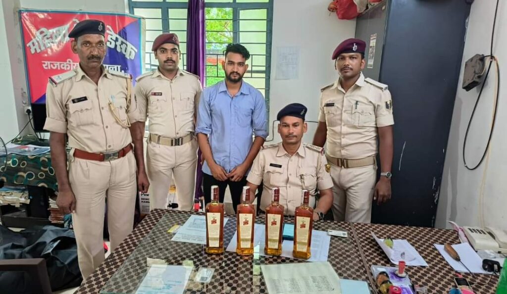 समस्तीपुर स्टेशन पर एएलटीएफ ने सर्च ऑपरेशन के दौरान गरीब रथ से शराब संग बेड रोलर को किया गिरफ्तार 1 FB IMG 1691939634500 01