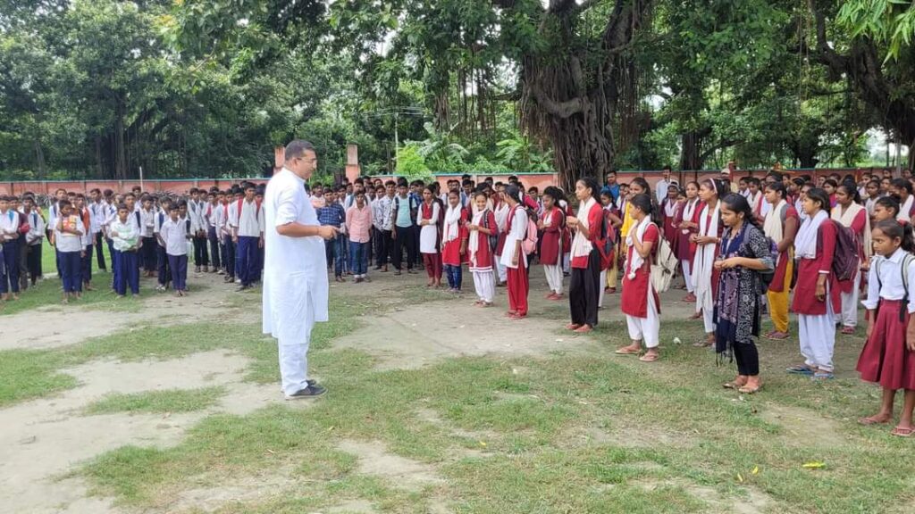 बथुआ उच्च विद्यालय में भाजपा नेता रंजीत निर्गुणी ने शिक्षक बन छात्रों को पढ़ाया नैतिकता का पाठ 1 FB IMG 1693103091229