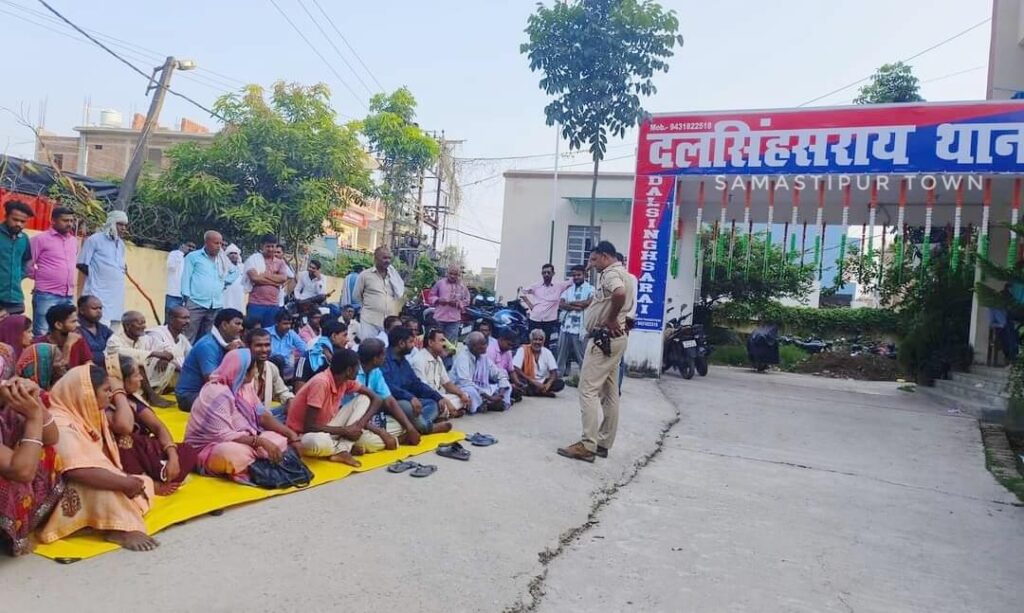 थाना पर गये मृतक के स्वजन और प्रतिनिधि के साथ पुलिस ने किया दुर्व्यवहार तो थाना परिसर में ही धरने पर बैठे लोग 1 FB IMG 1693396746342 01