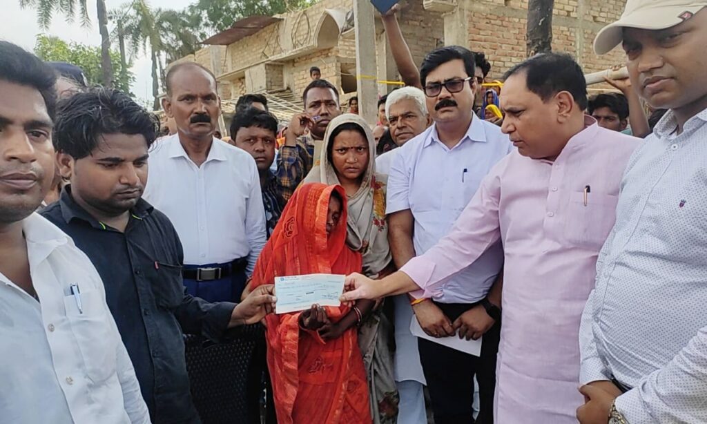 समस्तीपुर में मुहर्रम जुलूस के दौरान करतब दिखाने में शरीर पर पेट्रोल का लुक्का गिरने से मृत 7 वर्षीय निधि के परिजनों को दी गई सहायता राशि 1 IMG 20230801 WA0020 01