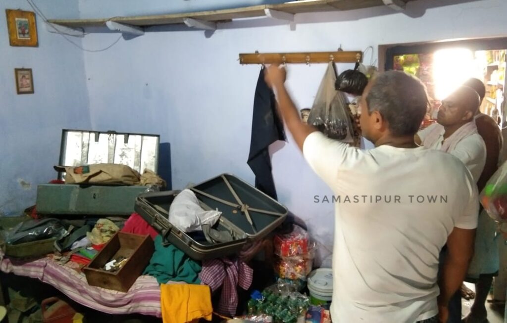 दलसिंहसराय में चोरों ने एक साथ 6 घरों को बनाया निशाना; लाखों नगदी, भारी मात्रा में जेवर व सामान किया गायब 1 IMG 20230801 WA0063 01