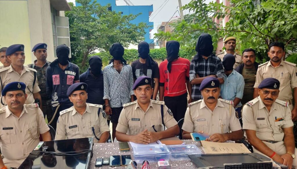 दो अलग-अलग मामलों में दलसिंहसराय पुलिस ने की कार्रवाई, पिस्टल और देसी कट्टा के साथ 8 बदमाश गिरफ्तार 1 IMG 20230805 WA0108 01