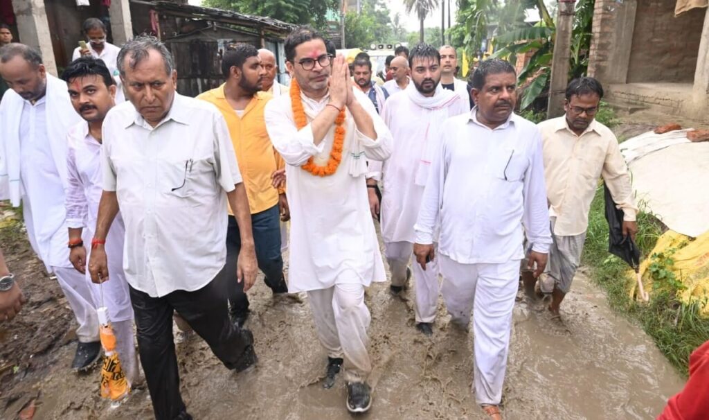 'जो हाल 20 साल पहले था, वही अब है', बिहार के गांवों की सड़कों पर समस्तीपुर में PK का नीतीश सरकार पर तंज 1 IMG 20230811 WA0146 01