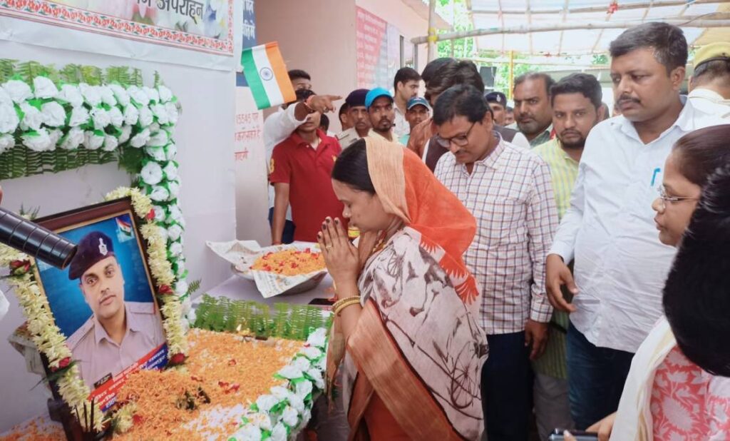 शहीद नंदकिशोर यादव की याद में मोहनपुर ओपी परिसर में श्रद्धांजलि सभा का आयोजन, 15 अगस्त को अपराधियों ने मारी थी गोली 1 IMG 20230819 WA0010 01