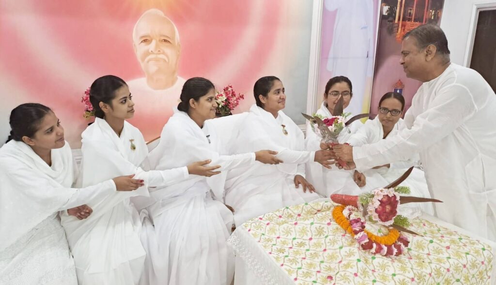 प्रजापिता ब्रह्माकुमारी ईश्वरीय विश्वविद्यालय के शिव शक्ति भवन में अलौकिक रक्षाबंधन महोत्सव का आयोजन 1 IMG 20230829 WA0051 01