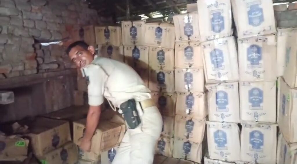 समस्तीपुर शहर से सटे दूधपुरा में लगभग 40 लाख रुपये मूल्य के 400 कार्टून शराब जब्त 1 Screenshot 2023 08 20 06 44 38 85 92460851df6f172a4592fca41cc2d2e6 01