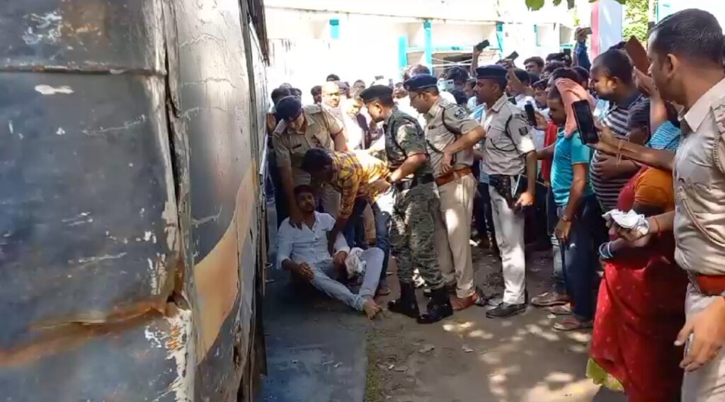 समस्तीपुर कोर्ट परिसर में पेशी के दौरान दो कैदी को अपराधियों ने मारी गोली, घंटो मची रही अफरा-तफरी 1 Screenshot 2023 08 26 17 23 20 75 92460851df6f172a4592fca41cc2d2e6 01