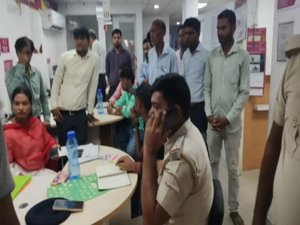बिहार में बड़ी बैंक लूट, हाफ पैंट में आए लुटेरे वैशाली में एक्सिस बैंक से 1.16 करोड़ कैश लूटकर भागे 1 bank loot vaishali 1690873110