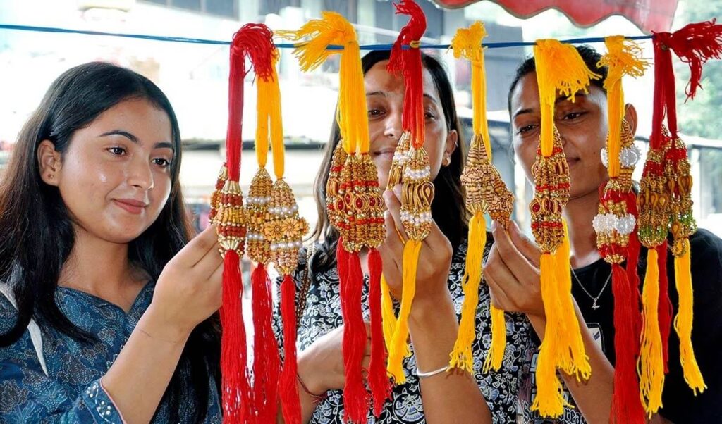 राखी से सजा समस्तीपुर का बाजार, जरकिन और मेटल की राखियों की अधिक डिमांड 1 rakshabandhan large 1714 23 01