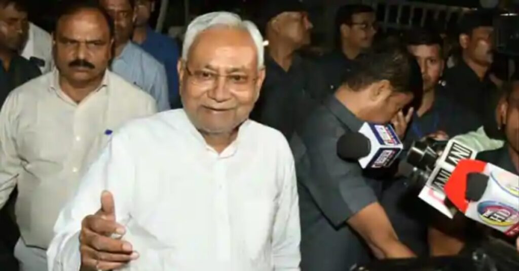नीतीश कुमार पहुंचे पटना एम्स, कराई जांच; CM को देखने के लिए जुटी भीड़ 1 20230904 091828