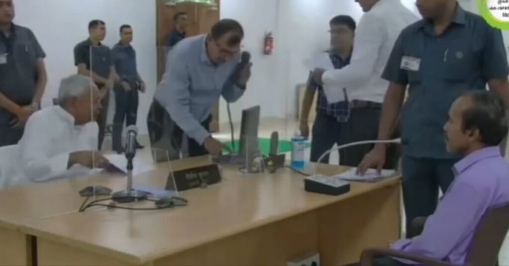 'अरे भक उनको थोड़े बोले थे ... ', जनता दरबार में अधिकारी ने लगाया मंत्री को फ़ोन तो भड़क गए CM नीतीश, जानिए क्या है पूरा मामला 1 20230904 131748