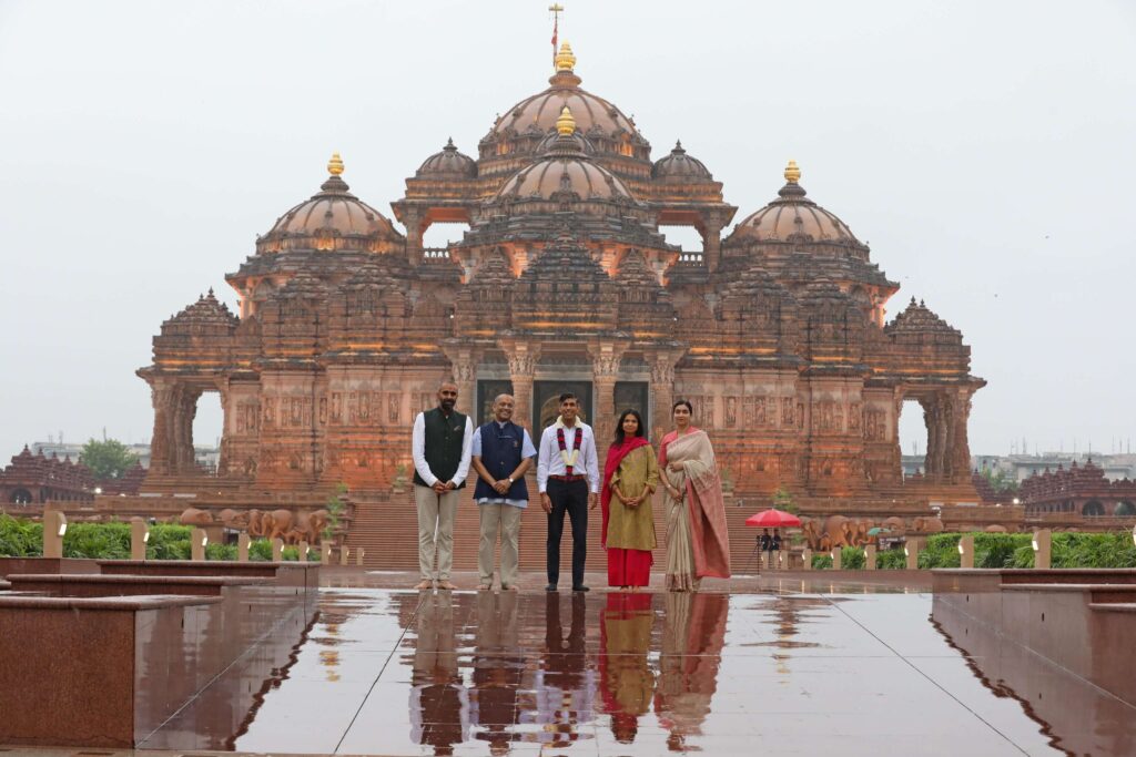 ब्रिटेन के PM ऋषि सुनक ने पत्नी के साथ अक्षरधाम मंदिर में की पूजा-अर्चना, विजिटर डायरी में लिखा खास मैसेज 1 20230910 101550