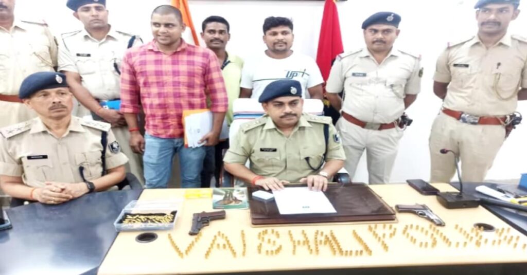 देश की सबसे बड़ी गोल्ड लूट..बंटवारे में आरोपी की हत्या: वैशाली में 240 कारतूस और पिस्टल के साथ 3 गिरफ्तार; सड़क पर बरसाई थीं गोलियां 1 20230920 100649