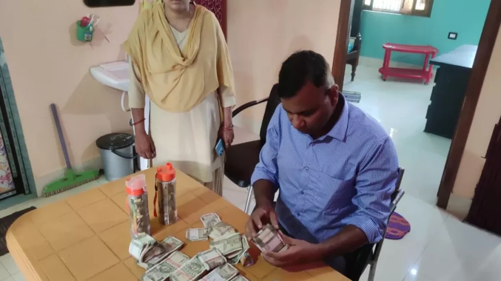 बिहार: बिजली विभाग के कार्यपालक अभियंता के पांच ठिकानों पर निगरानी विभाग की छापेमारी, अब तक मिले 20 लाख कैश 1 21 09 2023 vigilance team 23535821