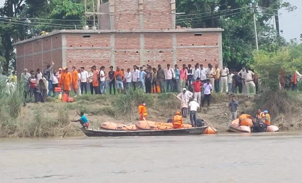 मुजफ्फरपुर नाव हादसे में लापता 12 वर्षीय बच्चे का शव समस्तीपुर के चकमेहसी से SDRF ने किया बरामद, आधा दर्जन से अधिक अब भी लापता 1 FB IMG 1694836027962