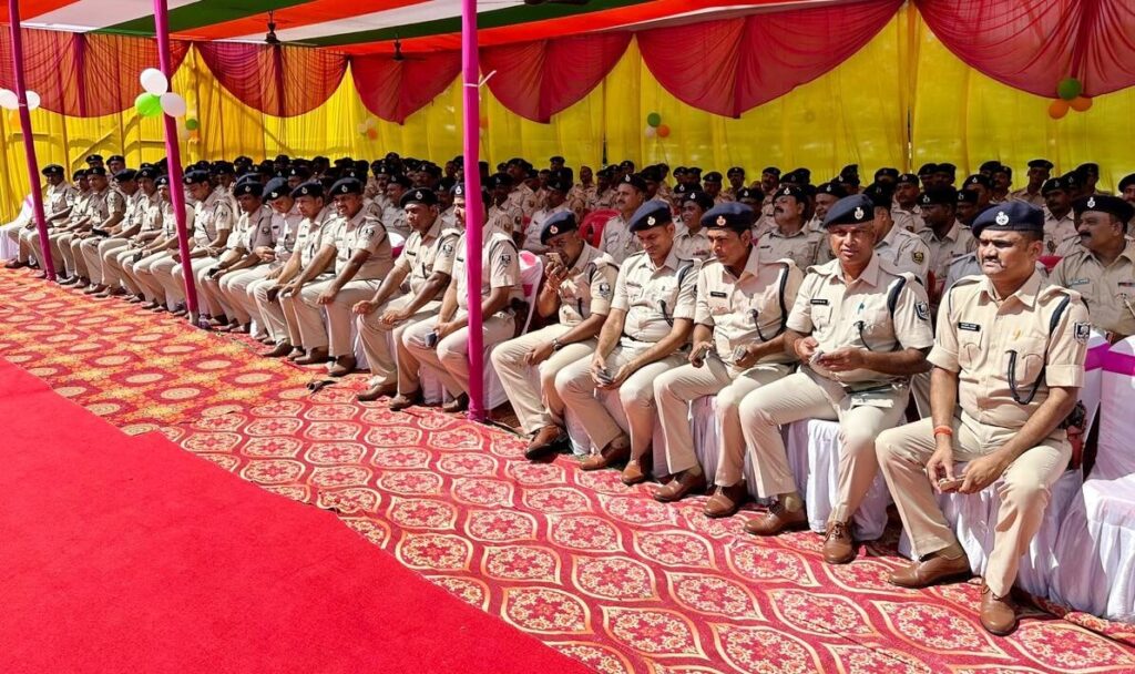 समस्तीपुर पुलिस की पीपिंग-इन सेरेमनी, नव पदोन्नत पुलिस पदाधिकारियों को SP ने बैच लगाकर जिम्मेवारियों का कराया बोध 1 IMG 20230920 WA0056 01