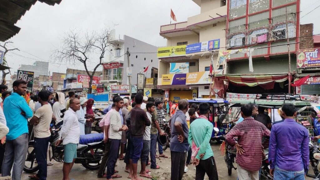 10 वर्षों से भी अधिक समय से मुंशी का काम करने वाले मृतक अभय के परिजनों ने मुआवजे की मांग को लेकर एजेंसी घेरा 1 IMG 20230922 WA0069 01
