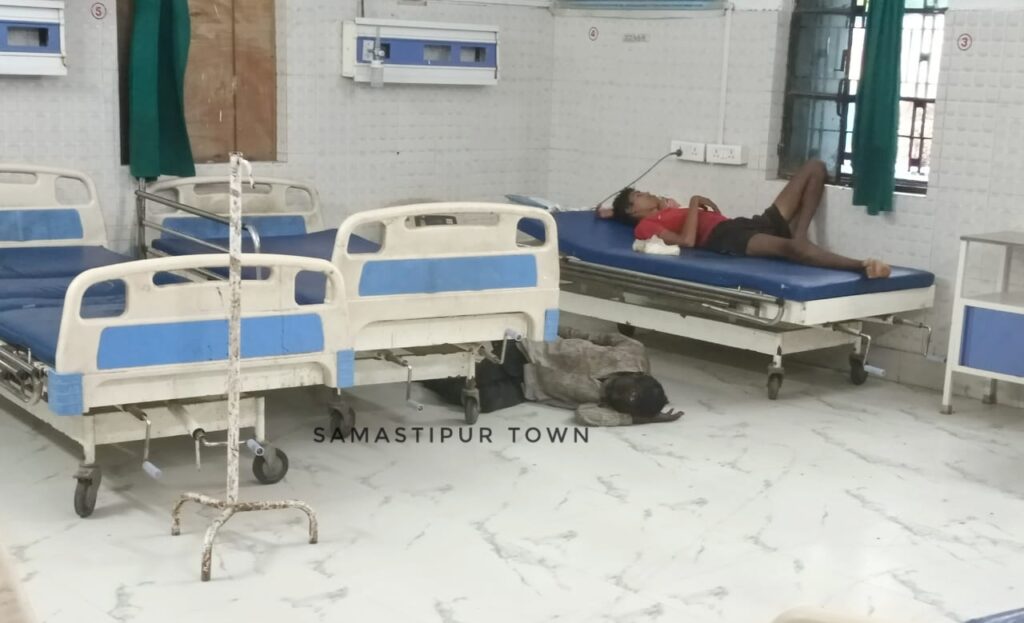 समस्तीपुर सदर अस्पताल में लावारिस मरीजों के रख-रखाव की अलग से व्यवस्था नहीं होने के कारण आम मरीजों को परेशानी 1 IMG 20230922 WA0084 01