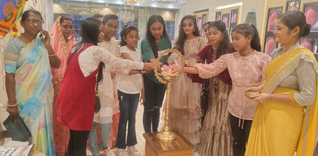 समस्तीपुर शहर के मोहनपुर रोड स्थित ‘तनिष्क’ शो रूम में मनाया गया ‘अंतरराष्ट्रीय बेटी दिवस' कार्यक्रम 1 IMG 20230924 WA0109 01