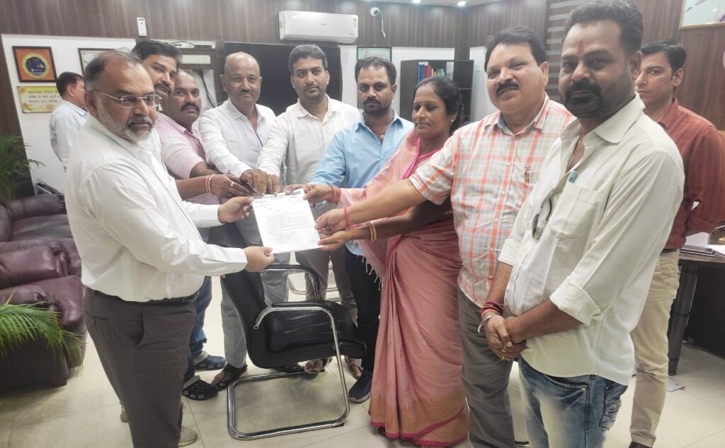 समस्तीपुर नगर निगम की मेयर ने मंडल रेल प्रबंधक को सौंपा ज्ञापन 1 IMG 20230925 WA0046 01