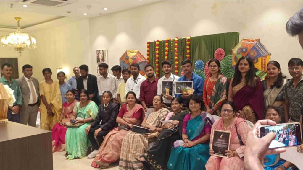 समस्तीपुर शहर के मोहनपुर रोड स्थित ‘तनिष्क’ शो रूम पर मनाया गया 'टीचर्स -डे' कार्यक्रम 1 Picsart 23 09 05 19 48 14 776