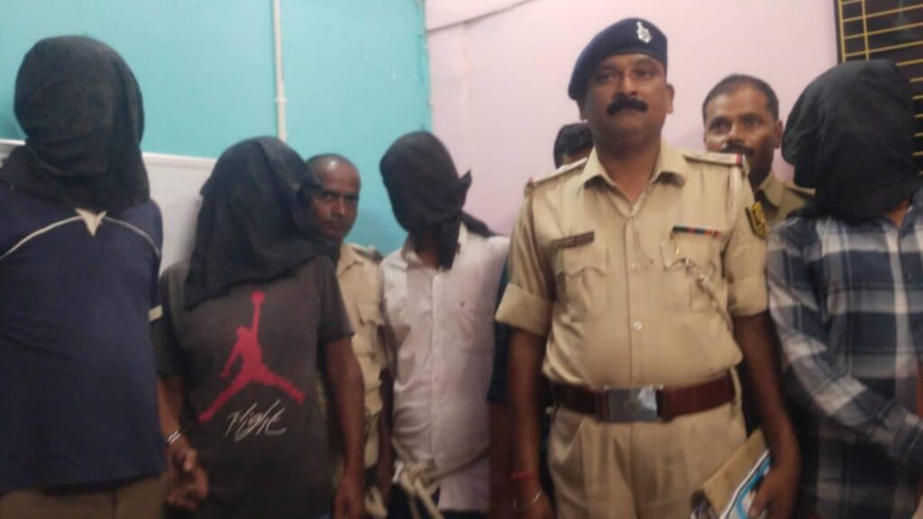समस्तीपुर: भाड़ा करने के बाद सुनसान जगह पर वाहन लूट बेच देता था शराब माफिया को, पुलिस ने 6 शातिर दबोचा 1 Picsart 23 09 23 06 23 22 500