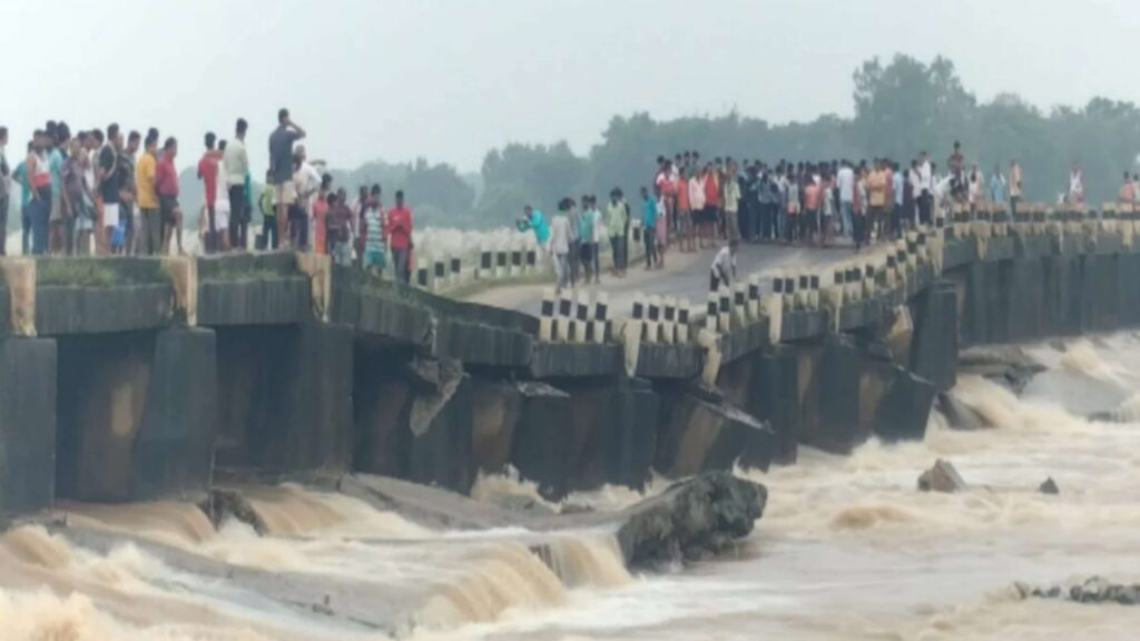 बिहार में एक और पुल ढहा; भारी बारिश में 8 पिलर धंसे, आवागमन बाधित, दर्जनों गांव प्रभावित... 1 Picsart 23 09 23 15 51 07 503